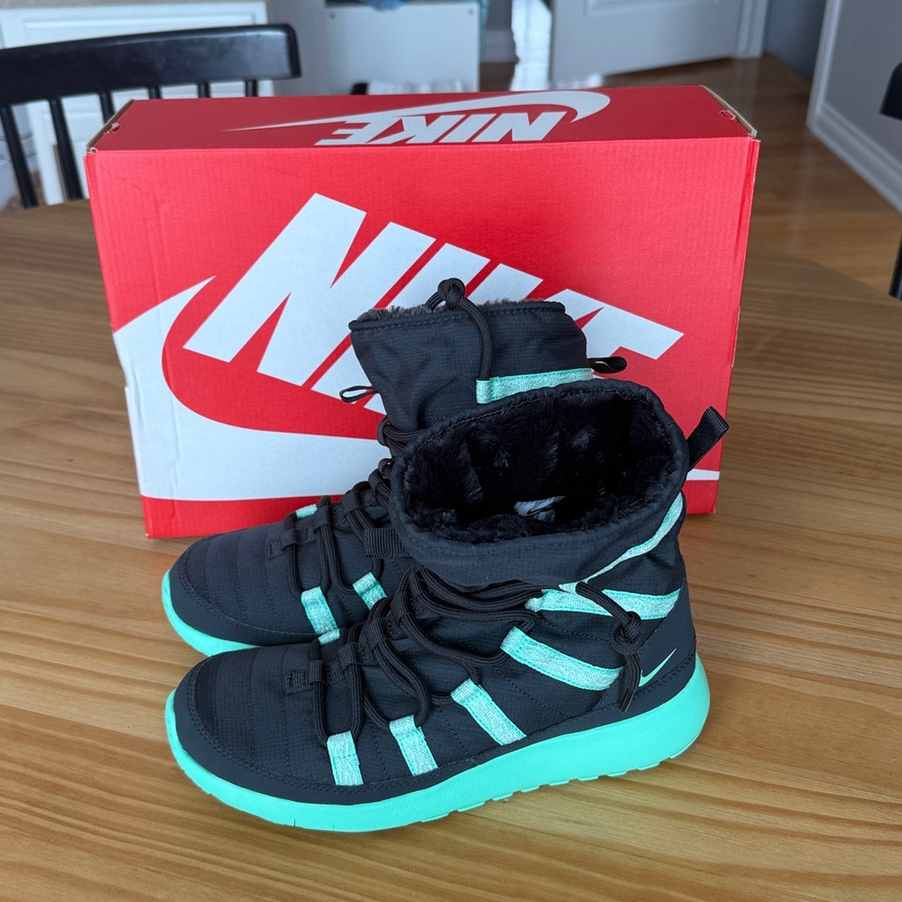 Nike‎ Roshe One Hi SE Anthracite/Green Glow Boot Sneakers NEW IN BOX!